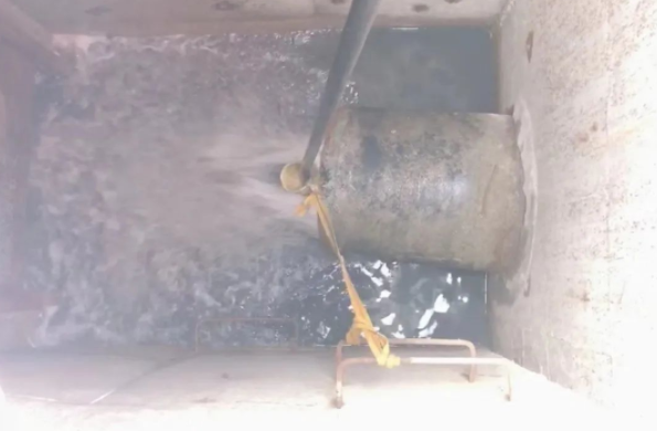 市产投集团城东污水处理公司开展管网清淤工作(图2) 市产投集团城东污水处理公司开展管网清淤工作(图2)